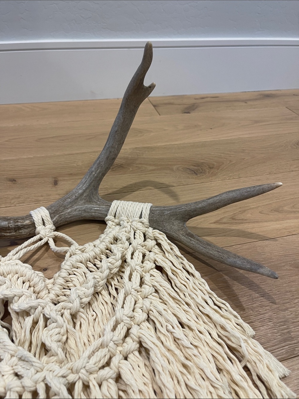 Handmade Macramé Wall Hanging in Natural Cream with genuine antler - Picture 3 of 7